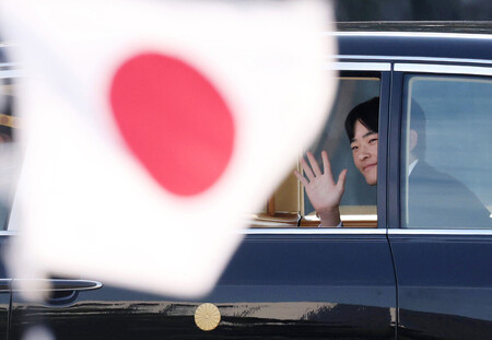 皇居前広場に集まった人たちに手を振られる秋篠宮家の長男悠仁さま=6日午後、東京都千代田区