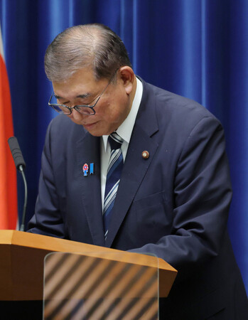 記者会見後、一礼する石破茂首相=7日午後、首相官邸