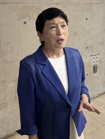 記者団の取材に応じる社民党の福島瑞穂党首=7日午後、東京都世田谷区