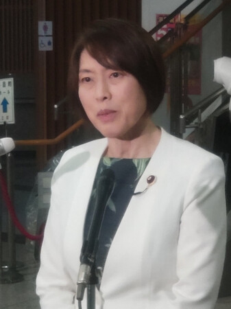 記者団の取材に応じる共産党の田村智子委員長=7日午後、東京都渋谷区