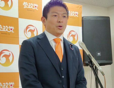 記者団の取材に応じる参政党の神谷宗幣代表=7日午後、東京都千代田区