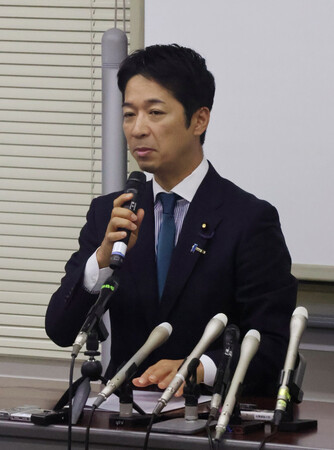 記者団の取材に応じる日本維新の会の藤田文武共同代表=7日午後、神戸市