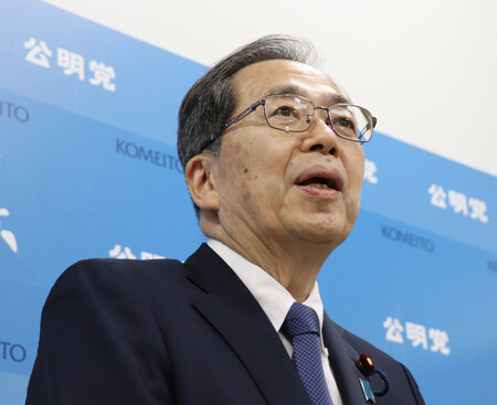 記者団の取材に応じる公明党の斉藤鉄夫代表=7日午後、東京都新宿区