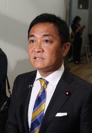 記者団の取材に応じる国民民主党の玉木雄一郎代表=7日午後、横浜市