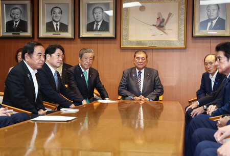 退陣表明から一夜明け、自民党の臨時役員会に臨む石破茂首相(右から3人目)ら=8日午前、東京・永田町の同党本部