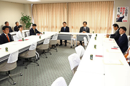 自民党総裁選挙管理委員会の会合に臨む逢沢一郎委員長(右から3人目)ら=8日午前、東京・永田町の同党本部