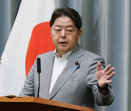 記者会見する林芳正官房長官=8日午前、首相官邸