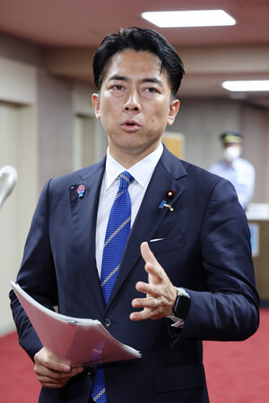 記者団の質問に答える小泉進次郎農林水産相=8日、農水省