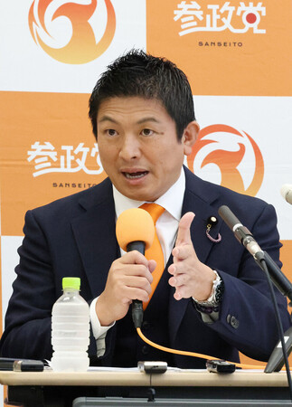 記者会見する参政党の神谷宗幣代表=8日、国会内