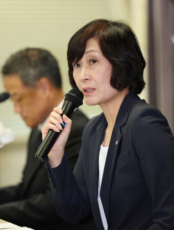 機長による飲酒問題で国土交通省から厳重注意を受け、記者会見する日本航空の鳥取三津子社長=10日午前、東京・霞が関