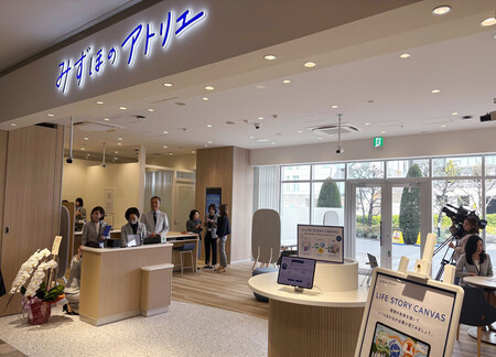 みずほ銀行の新型店舗「みずほのアトリエ」=3月13日、横浜市