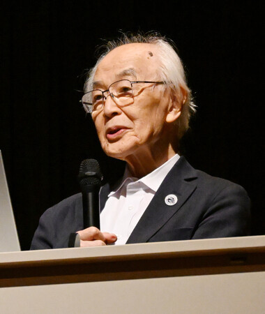 枕崎台風について講演するノンフィクション作家の柳田邦男さん=14日、広島県廿日市市