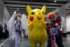 アニメ関連のイベントでコスプレを楽しむ参加者たち＝２０２４年３月３０日、米東部マサチューセッツ州ボストン（ＡＦＰ時事）