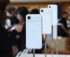 米アップルの新型スマートフォン「ｉＰｈｏｎｅ（アイフォーン）１７」シリーズの「１７エア」＝１９日午前、東京都渋谷区