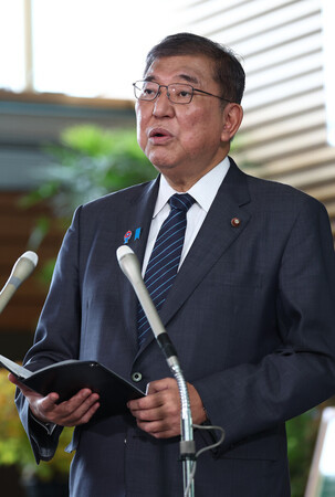 記者団の質問に答える石破茂首相=19日、首相官邸