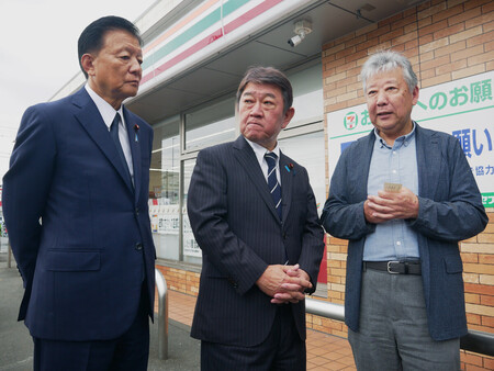 クルド人と地域住民とのトラブルについて説明を受ける自民党の茂木敏充前幹事長(中央)=20日午後、埼玉県川口市