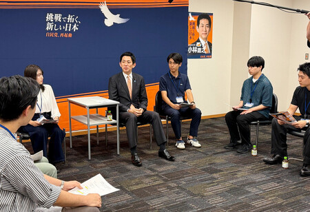 大学生らと意見交換する自民党の小林鷹之元経済安全保障担当相(中央左)=20日午後、国会内