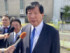 初公判後、取材に応じる亀岡偉民元衆院議員＝３日午前、福島市
