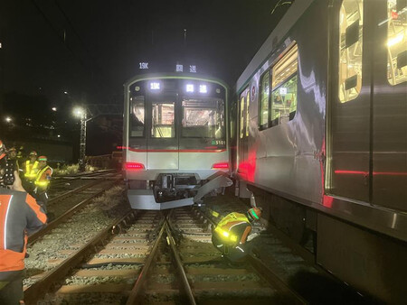 東急田園都市線梶が谷駅で、普通列車と接触、脱線した回送列車=6日未明(東急電鉄提供)