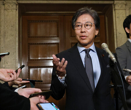 記者団の質問に答える立憲民主党の安住淳幹事長=6日、国会内
