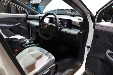 日産自動車が発表した主力電気自動車(EV)3代目「リーフ」の運転席=8日、東京都江東区