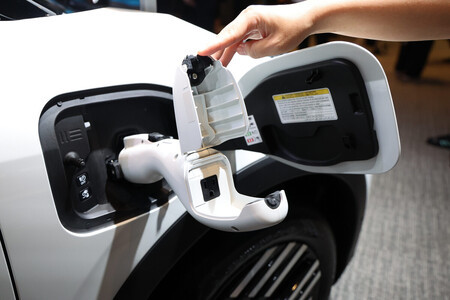日産自動車が発表した主力電気自動車(EV)3代目「リーフ」のAC外部給電コネクター=8日、東京都江東区