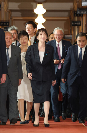 自民党の新執行部メンバーと各党へあいさつ回りをする高市早苗総裁(中央)=8日、国会内