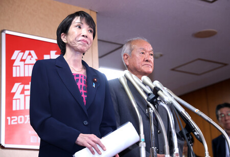 自公党首会談後、記者団の取材に応じる自民党の高市早苗総裁(左)と鈴木俊一幹事長=10日、東京・永田町の同党本部