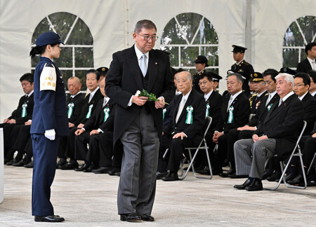 自衛隊殉職隊員追悼式で献花に向かう石破茂首相(中央)=11日午前、防衛省(代表撮影)