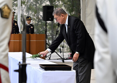 自衛隊殉職隊員追悼式で献花する石破茂首相=11日午前、防衛省(代表撮影)