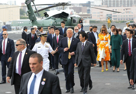 海上自衛隊の護衛艦「かが」を視察後、甲板上で談笑するトランプ米大統領(中央左)と安倍晋三首相(同右)=2019年5月、神奈川県横須賀市の海上自衛隊横須賀基地