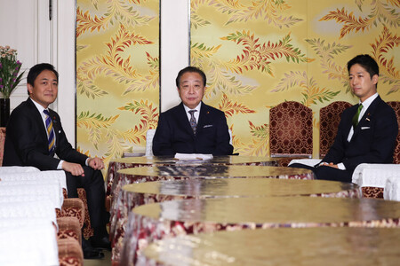 党首会談に臨む(左から)国民民主党の玉木雄一郎代表、立憲民主党の野田佳彦代表、日本維新の会の藤田文武共同代表=15日午後、国会内