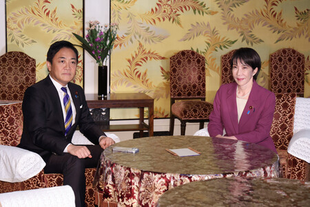 党首会談に臨む自民党の高市早苗総裁(右)と国民民主党の玉木雄一郎代表=15日午後、国会内