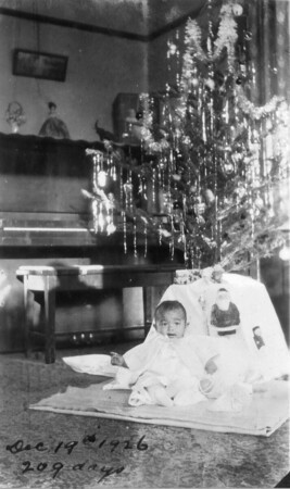 生後7カ月の河本明子さんとピアノ=1926年12月、米ロサンゼルス(一般社団法人HOPEプロジェクト提供)