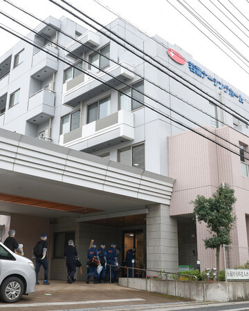 入居女性2人が殺害された高齢者施設「若葉ナーシングホーム」に入る捜査員ら=16日午前、埼玉県鶴ケ島市