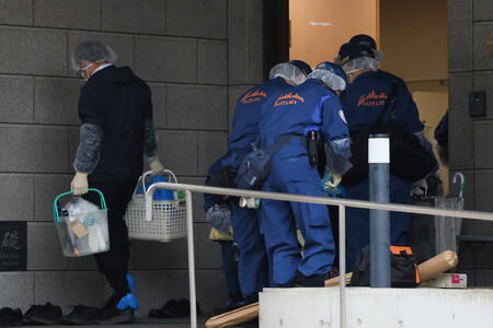 入居女性2人が殺害された高齢者施設「若葉ナーシングホーム」に入る捜査員ら=16日午前、埼玉県鶴ケ島市