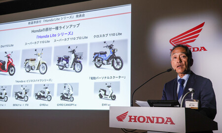 新しい原付き1種バイク「ホンダ ライト シリーズ」発表会であいさつするホンダモーターサイクルジャパンの室岡克博社長=16日午前、東京都江東区
