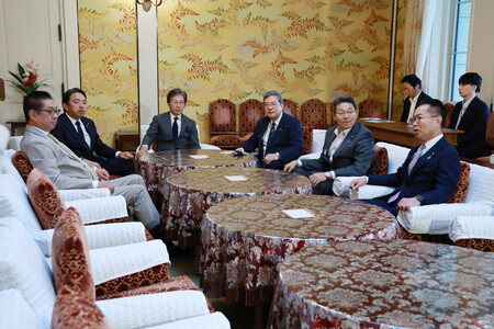 会談に臨む立憲民主党の安住淳幹事長(左から3人目)、国民民主党の榛葉賀津也幹事長(同2人目)、日本維新の会の中司宏幹事長(同4人目)ら=16日午後、国会内