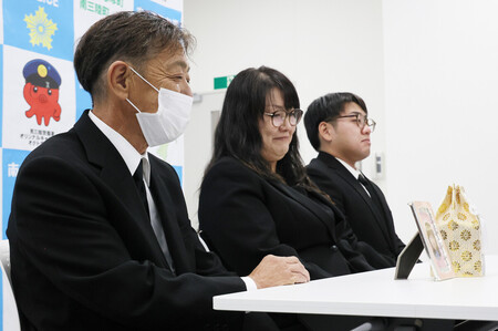 山根捺星さんの遺骨を受け取った後、取材に応じる(左から)父朋紀さん、母千弓さん=16日午後、宮城県南三陸町
