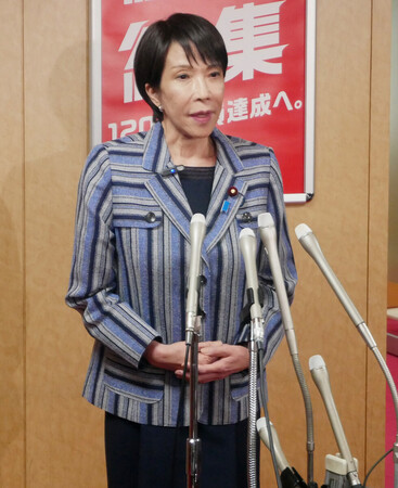 記者団の取材に応じる自民党の高市早苗総裁=17日午後、東京・永田町の同党本部