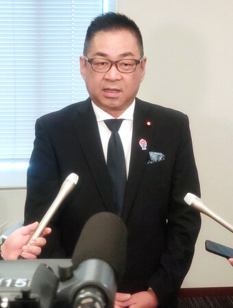 記者団の取材に応じる日本維新の会の遠藤敬氏=5月29日、国会内