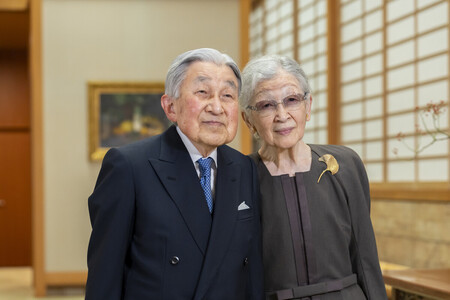 91歳の誕生日を前に、上皇さまと写真撮影に臨まれる上皇后さま=9日、東京都港区の仙洞御所(宮内庁提供)
