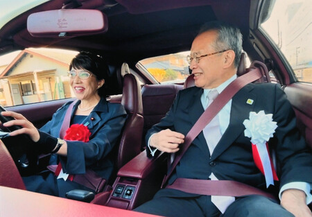 愛車のスポーツカー「スープラ」を運転する高市早苗氏(左)と奈良トヨタ社長の菊池攻さん=2022年10月、奈良県(奈良トヨタ提供)