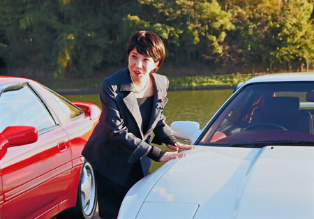 愛車のスポーツカー「スープラ」と高市早苗氏=2022年10月、奈良県(奈良トヨタ提供)