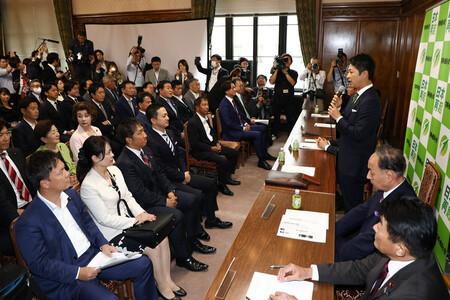 日本維新の会の両院議員総会で発言する藤田文武共同代表(右手前から3人目)=20日午後、国会内