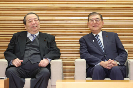 閣議に臨む石破茂首相(右)と村上誠一郎総務相=21日午前、首相官邸