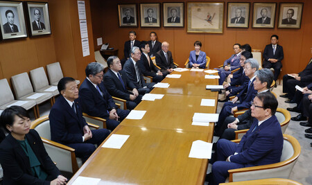 自民党役員会に臨む高市早苗総裁(中央)ら=21日午前、東京・永田町の同党本部