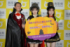 仮装姿でハロウィーンイベントをＰＲする平井伸治鳥取県知事（左）と「ＡＫＢ４８」の徳永羚海さん（中央）、永野芹佳さん＝２２日午前、東京都千代田区