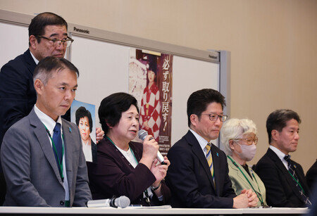 高市早苗首相との面会後、記者会見する拉致被害者の曽我ひとみさん(右から4人目)ら=23日午後、東京都千代田区