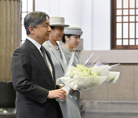 東京都慰霊堂を訪れ、霊殿に供花される天皇、皇后両陛下と長女愛子さま=23日午後、東京都墨田区(代表撮影)